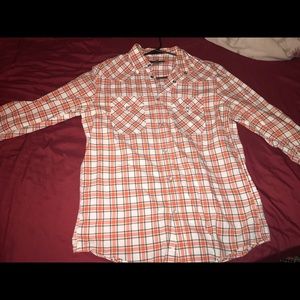Long sleeve plaid shirts (with a collar).
